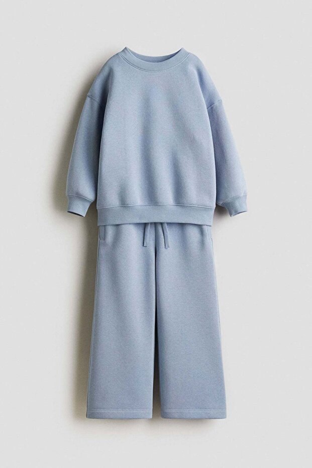 2-piece sweatshirt and joggers set