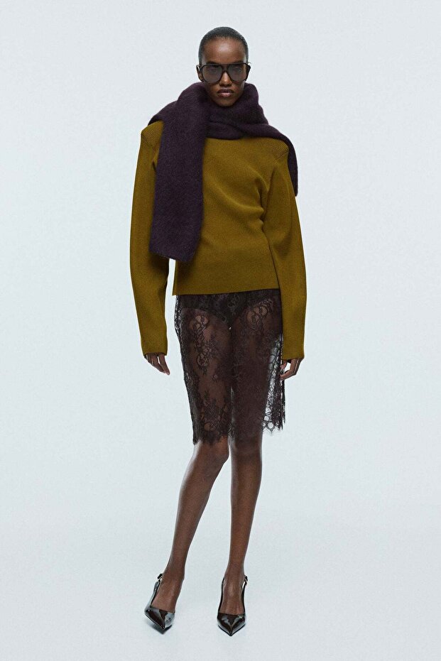 Rib-knit shoulder-pad top