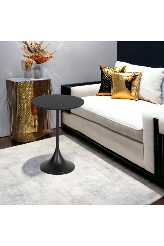 Black side table with elegant design - 3