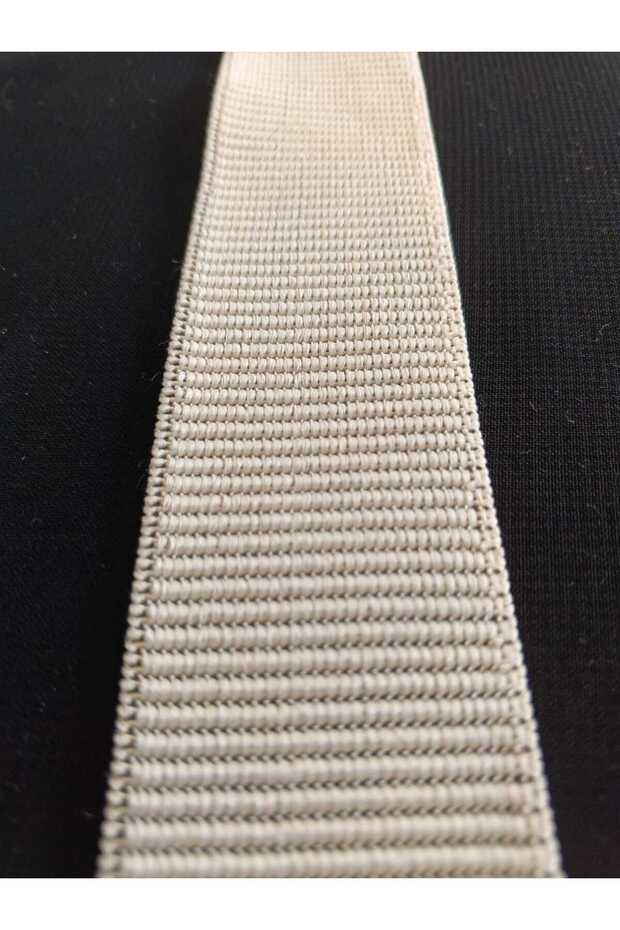 إطار سيارة بخطوط أفقية رمادية - 4