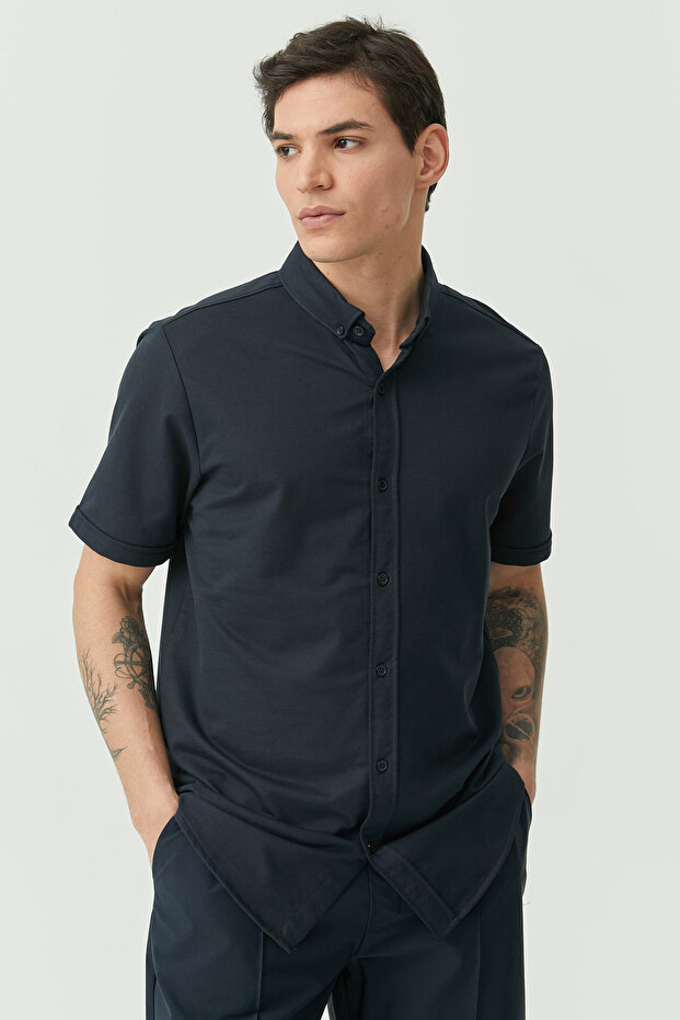 قميص عادي بياقة مزودة بأزرار - 5