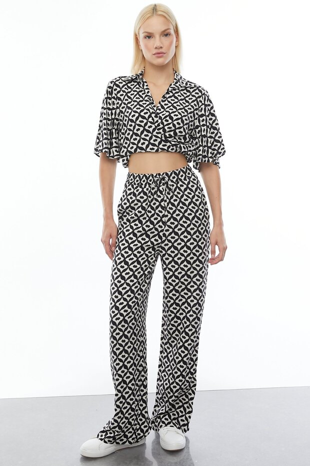 بنطلون بحزام مزين بنقوش - 2