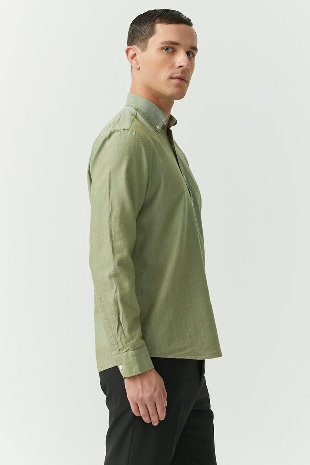 قميص مريح بأزرار على الياقة - 4