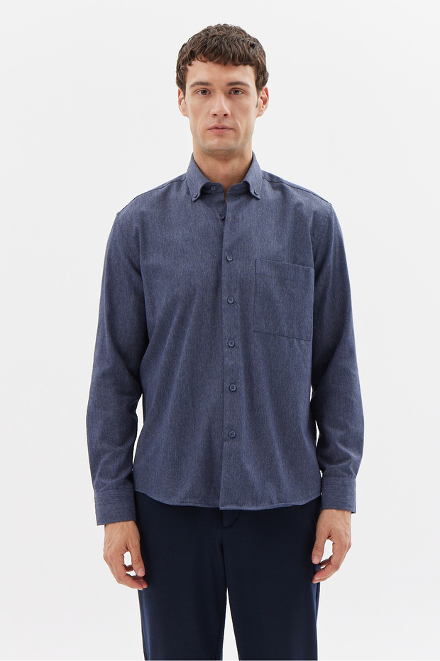 قميص رجالي عادي بأزرار على الياقة مع جيوب - 1