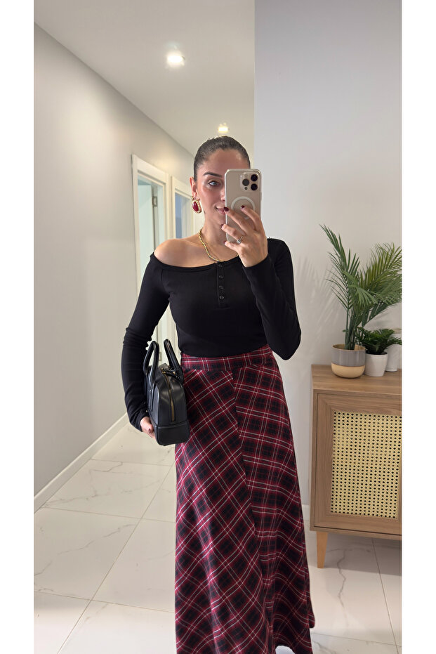 بلوزة بوتيكا سوداء اللون بأزرار على شكل قارب - 1