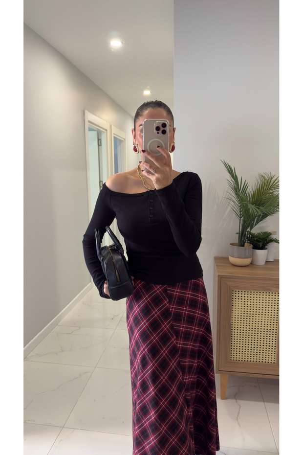 بلوزة بوتيكا سوداء اللون بأزرار على شكل قارب - 2