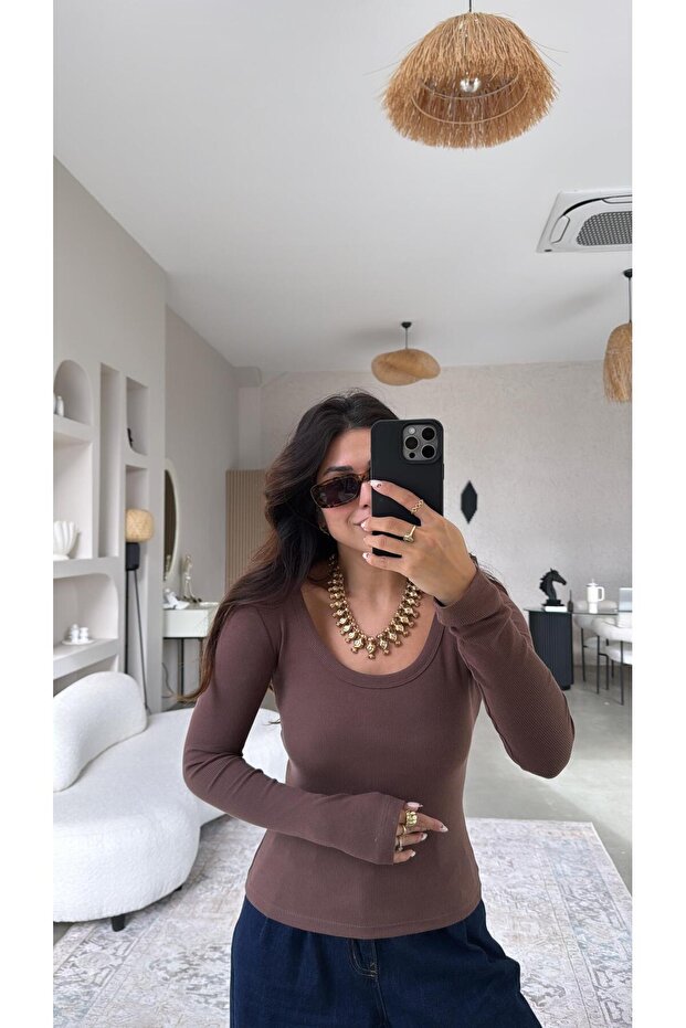 قميص بني بياقة بيضاوية وأكمام طويلة من ريبانا بيس - 4