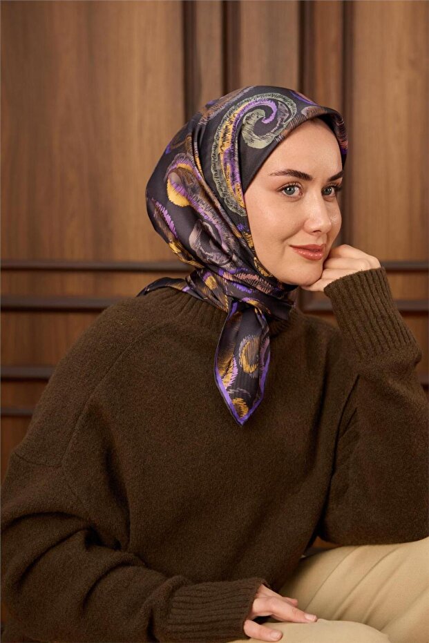وشاح حريري من التويل بنمط أرجواني داكن وأخضر مع تصميم أنيق 90x90