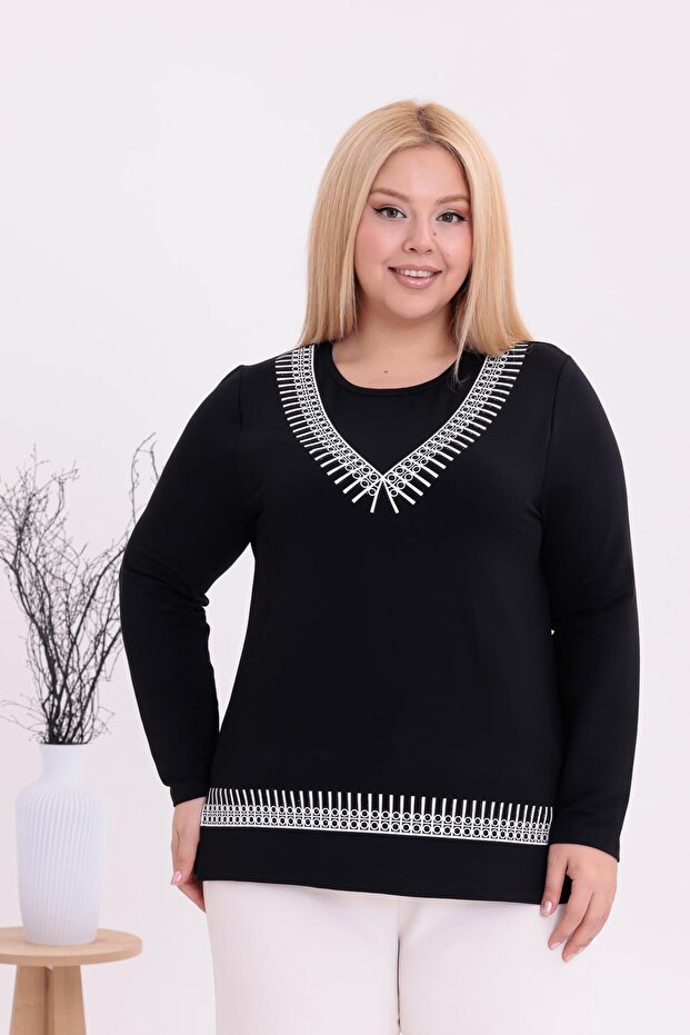 بلوزة منقوشة برقبة على شكل حرف V مقاس كبير - 1