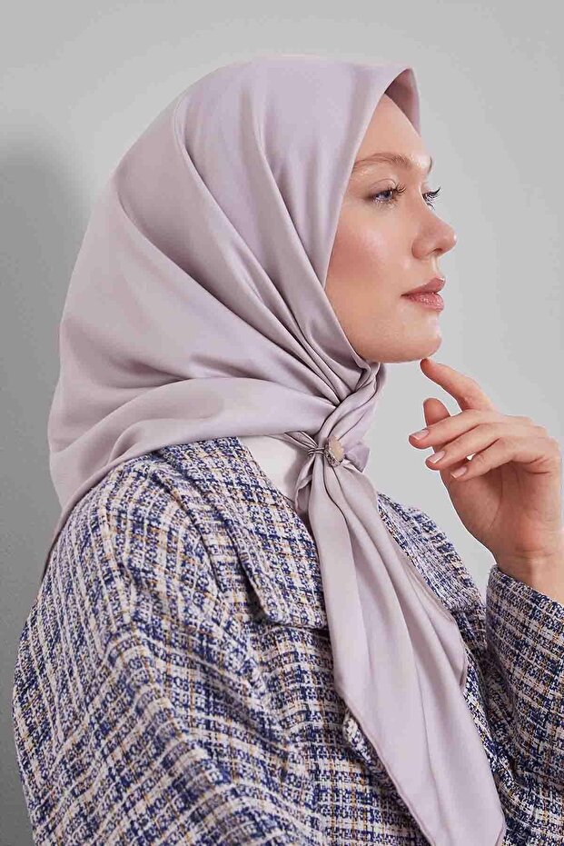 وشاح من نسيج التويل ذو اللون الرمادي السادة - 2