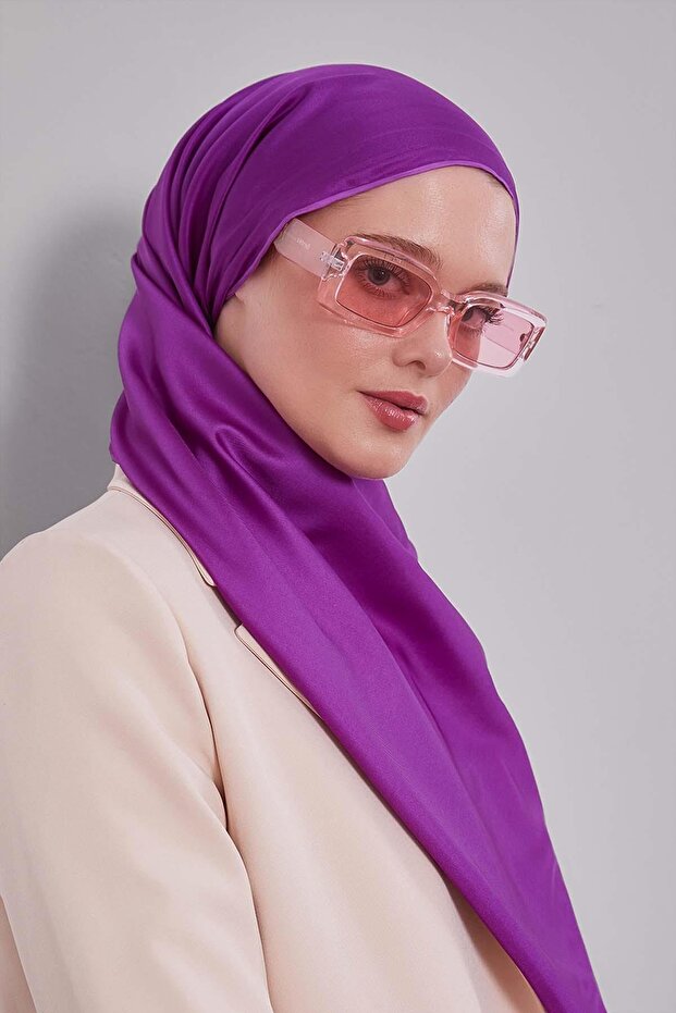 وشاح منسوج بلون أرجواني سادة