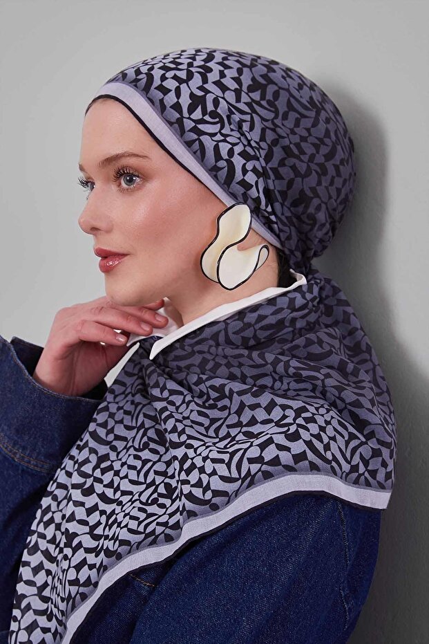 وشاح ناعم بنمط متدرج باللون الفضي - 2