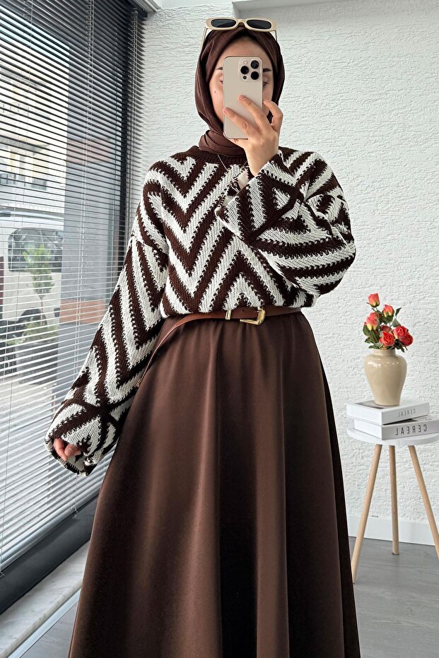 Zigzag Patterned Short Knit Sweater – Brown