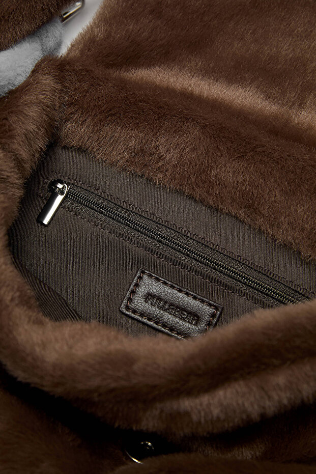 Suni kürk süslemeli kol çantası - 3