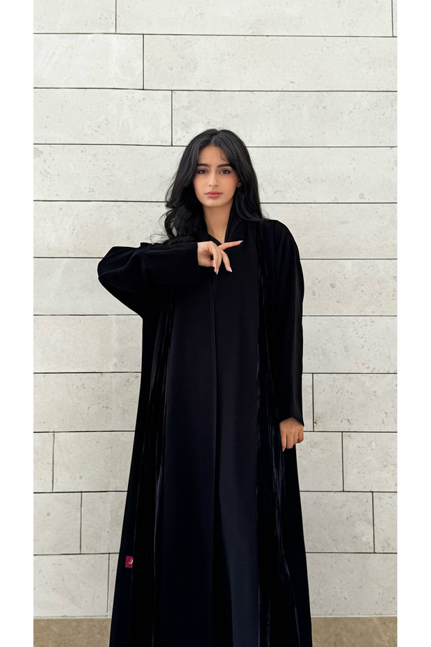 عباية سوداء مع حافة مخملية