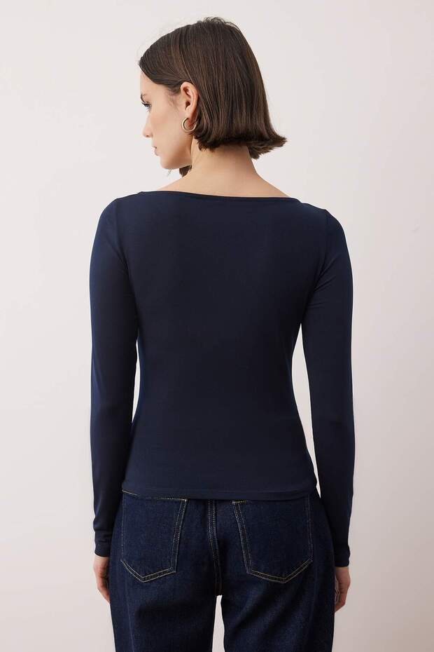 Granatowa dopasowana bluzka z elastycznej dzianiny z długimi rękawami i wycięciami TWOAW26BZ00130 - 4
