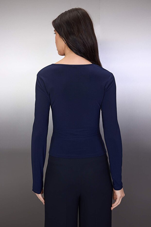 Lacivert Aksesuar ve Cut Out Detaylı Vücuda Oturan Esnek Örme Bluz TWOAW26BZ00087 - 4