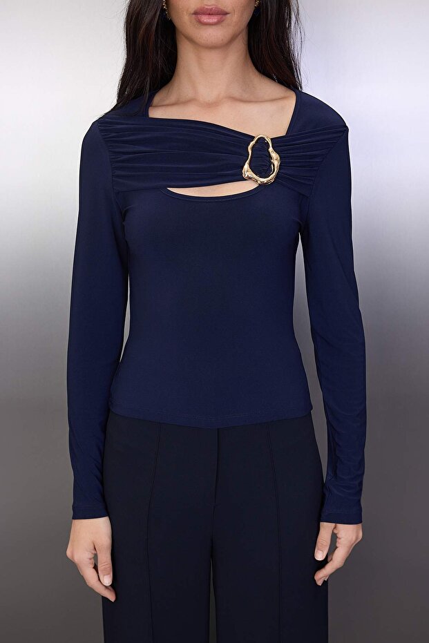 Lacivert Aksesuar ve Cut Out Detaylı Vücuda Oturan Esnek Örme Bluz TWOAW26BZ00087 - 3