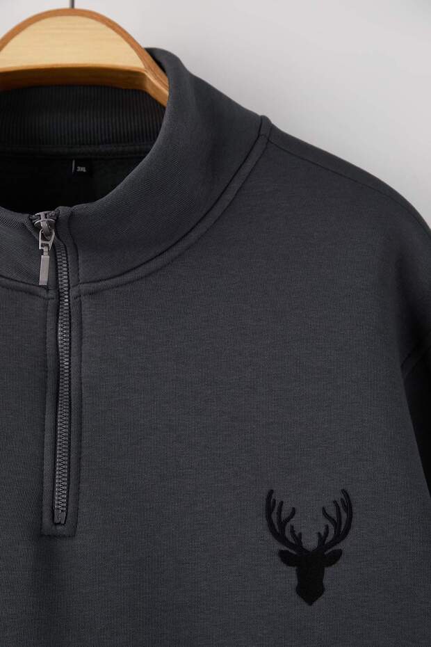 Antrasit Büyük Beden Oversize Dik Yaka Fermuarlı İçi Polarlı Geyik Nakışlı Sweatshirt TMNAW24AO00024 - 2