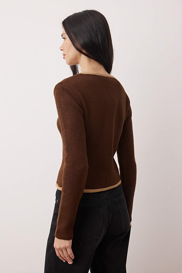 Kahverengi Fitted/Vücuda Oturan Kurdele Detaylı Crop Triko Hırka TWOAW26HI00173 - 4