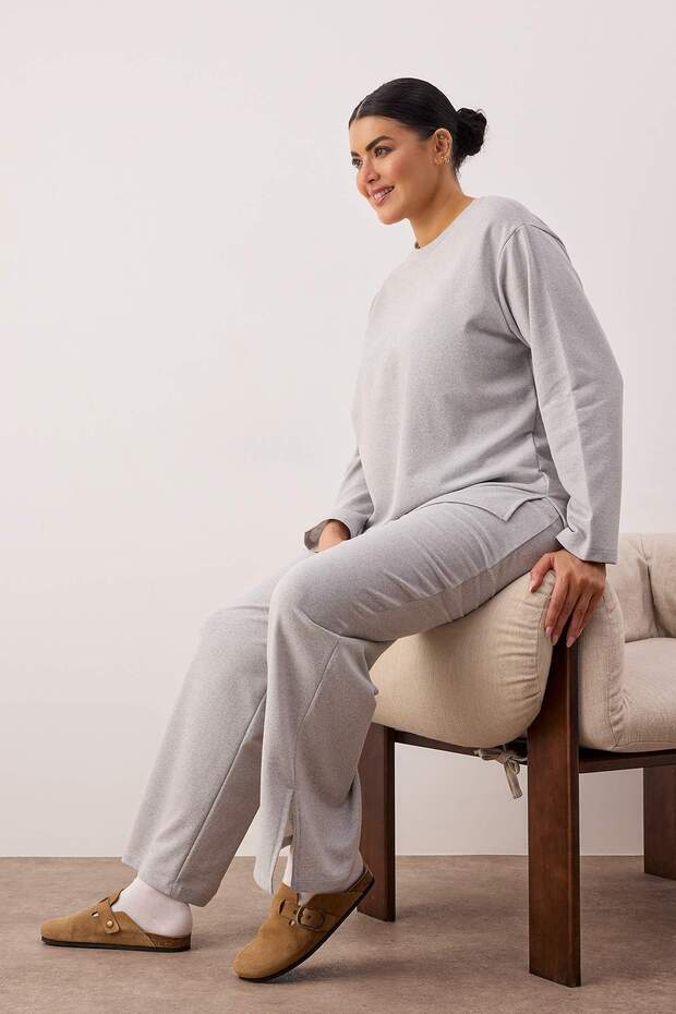 Szary dres z rozcięciami na nogawkach, duże rozmiary TBBAW23AI00055 - 2