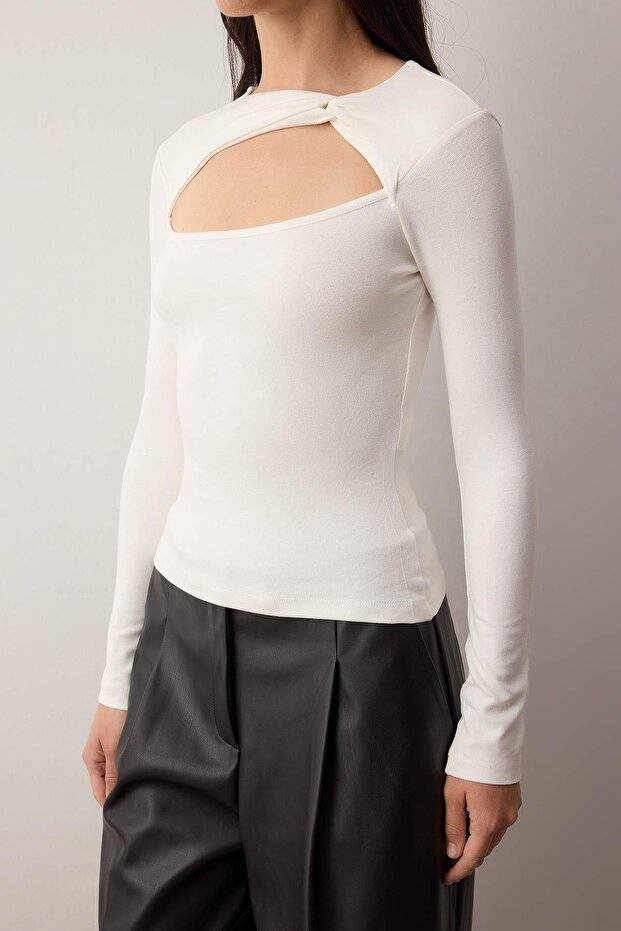 Ekru Cut Out Detaylı Vücuda Oturan Yumuşak Tuşeli Esnek Örme Bluz TWOAW26BZ00126 - 3