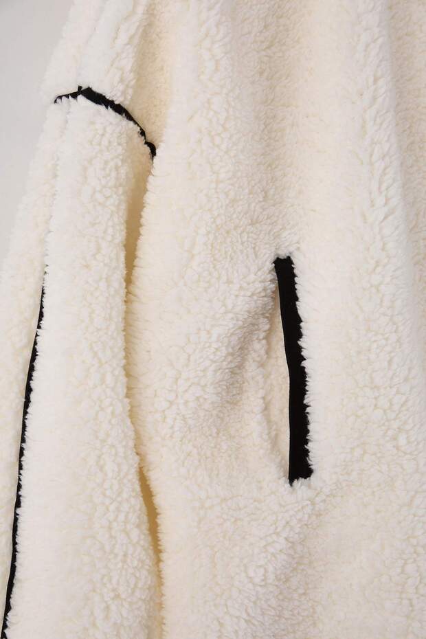 Ekru Biye Detaylı Oversize/Geniş Kalıp Peluş Kapüşonlu Kalın Örme Sweatshirt TWOAW26SW00229 - 6