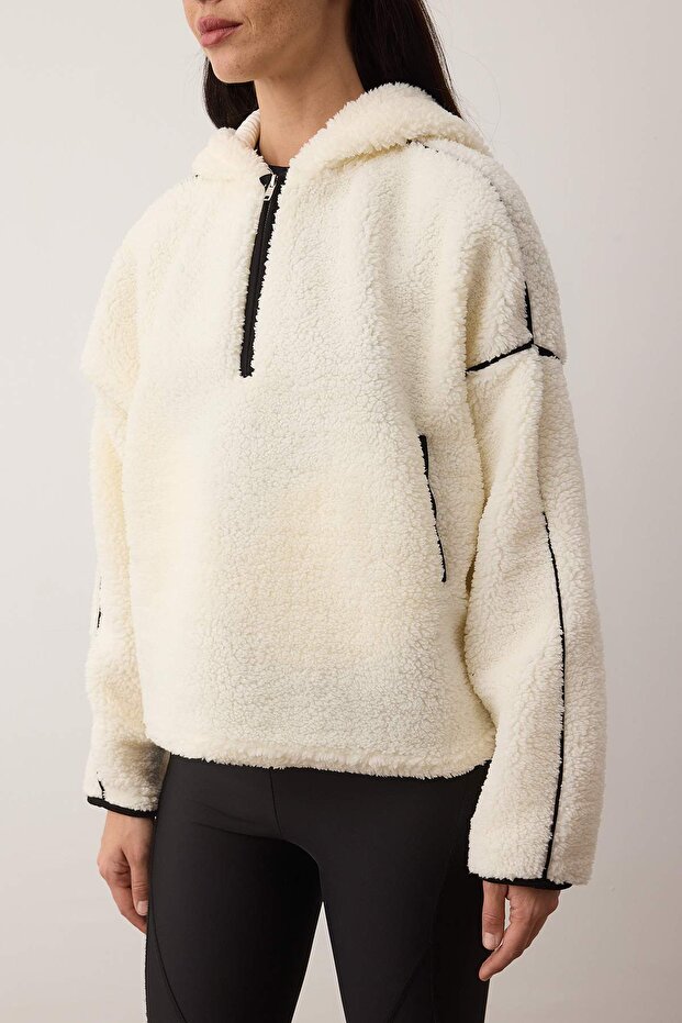 Ekru Biye Detaylı Oversize/Geniş Kalıp Peluş Kapüşonlu Kalın Örme Sweatshirt TWOAW26SW00229 - 2