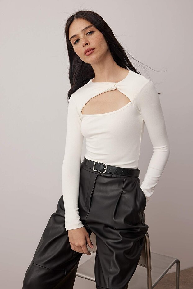 Ekru Cut Out Detaylı Vücuda Oturan Yumuşak Tuşeli Esnek Örme Bluz TWOAW26BZ00126 - 1