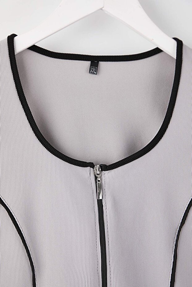 Teen Gri Kontrast Biye Detaylı Fitted/Vücuda Oturan Fermuarlı Yaka Esnek Örme Bluz TBBAW26AF00041 - 6