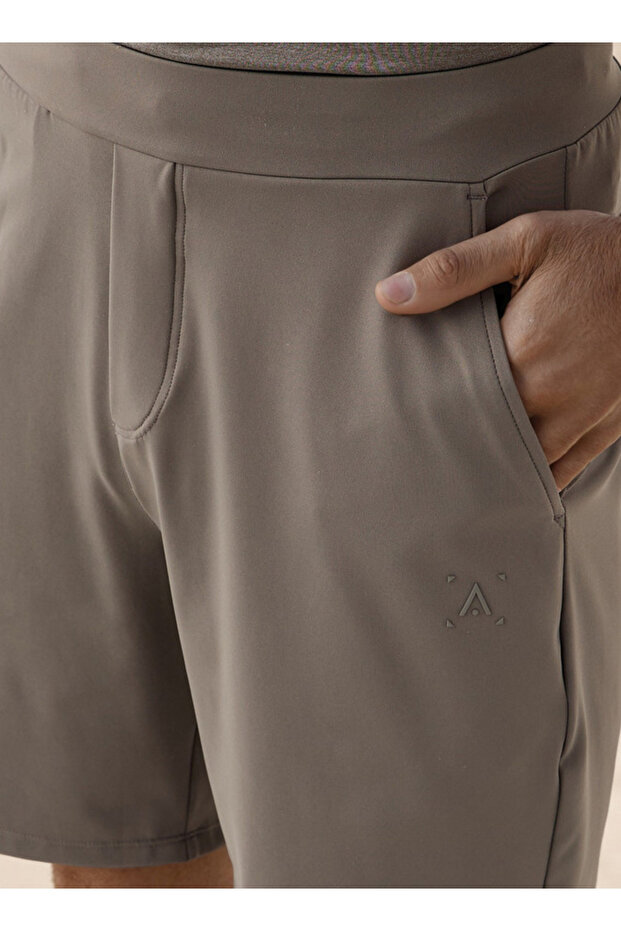 شورتات الأداء ذات المقاس العادي - 4