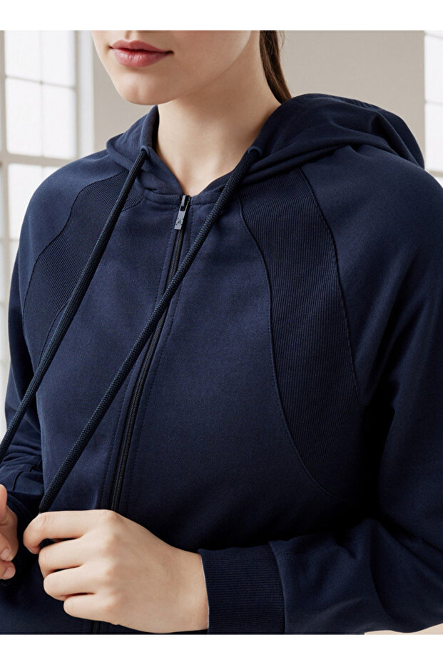 سترة بغطاء رأس وسحاب للإغلاق - 4