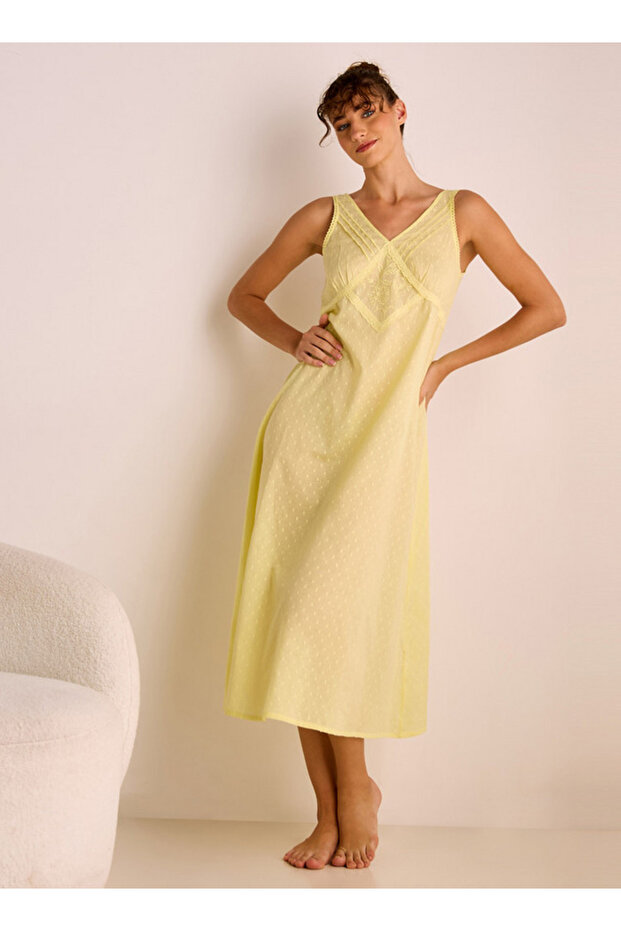 فستان نوم دوبي مطرز بدون أكمام وفتحة رقبة على شكل حرف V - 2