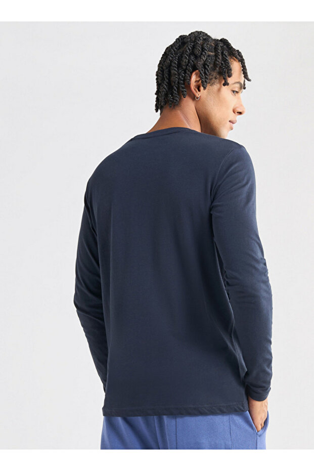 تي شيرت مطبوع برقبة دائرية وأكمام طويلة - 3