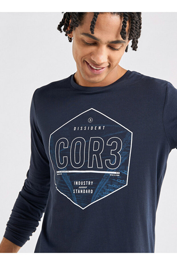 تي شيرت مطبوع برقبة دائرية وأكمام طويلة - 4