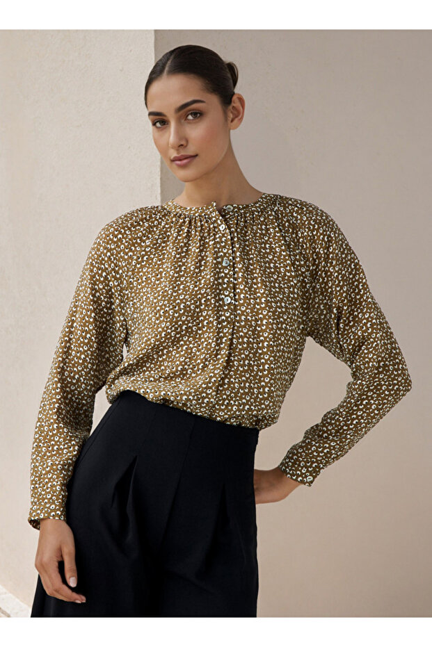بلوزة بياقة ماندرين مطبوعة - 1