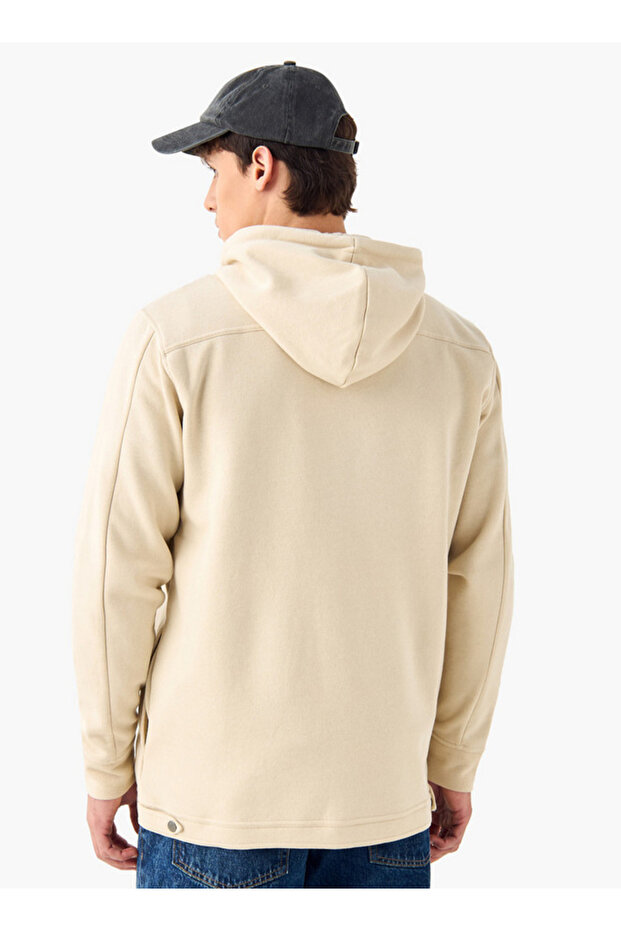 قميص منقوش بغطاء للرأس وجيوب على الصدر - 3