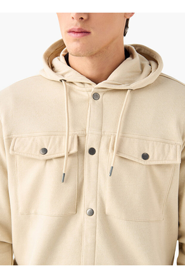 قميص منقوش بغطاء للرأس وجيوب على الصدر - 4