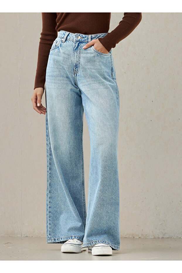 Wide Leg Jeans with Pockets
