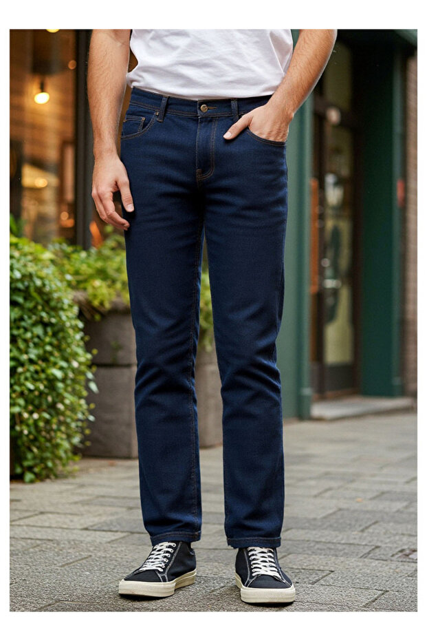 بنطال جينز بقصّة Slim Fit مع أزرار للإغلاق وجيوب