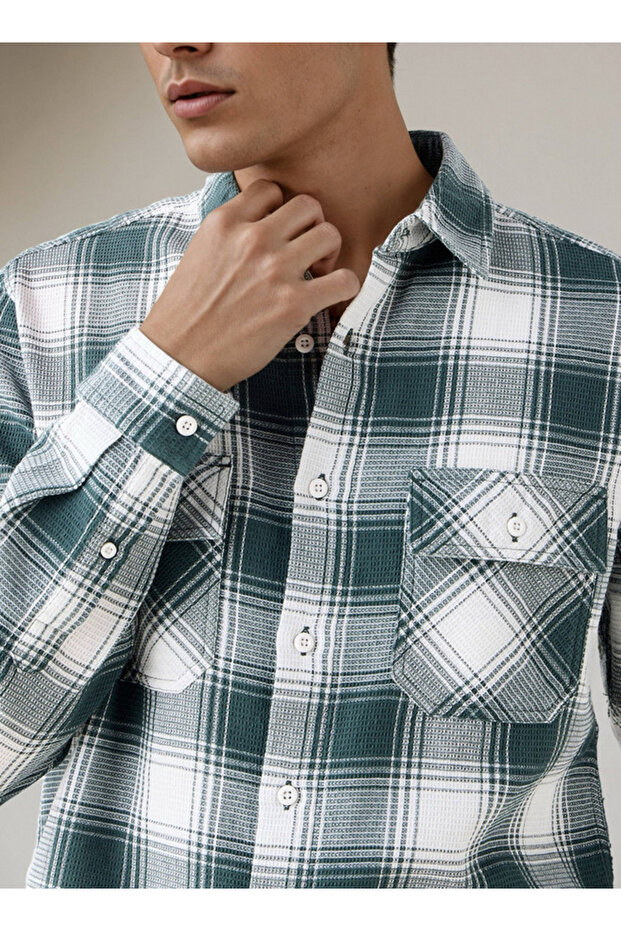 قميص منقوش بقصّة عادية - 4