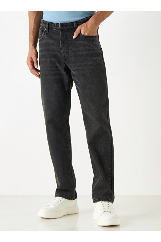 Straight Cut Jeans With Pockets