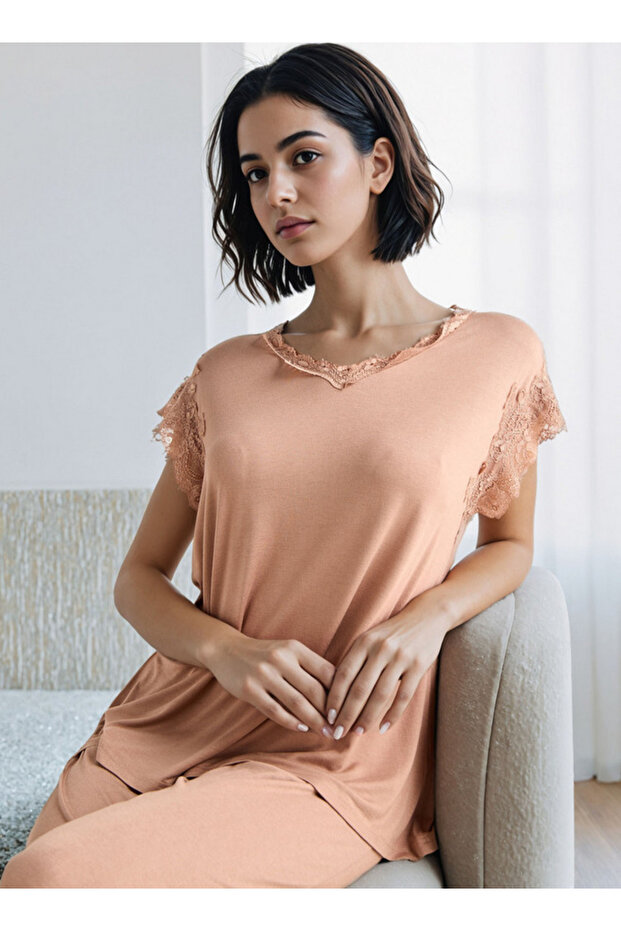 طقم بيجامة مزين بالدانتيل - 2