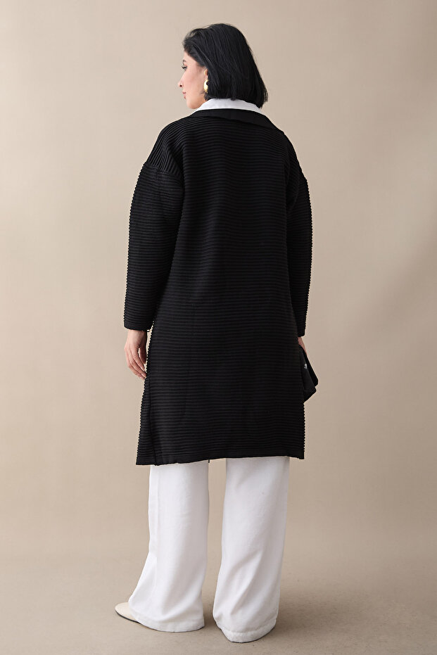 سترة تريكو سوداء بأزرار بنمط النسيج القطني - 2