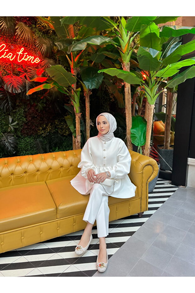 بدلة كريب بأزرار من الحجر الأبيض - 7