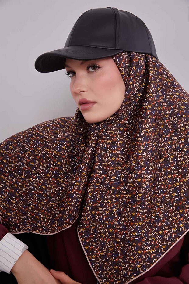 وشاح حريري صغير باللون البني مع تفاصيل مطبوعة