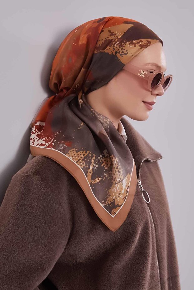 وشاح حريري منقوش بنمط الجمل - 1