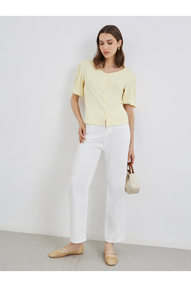 بلوزة صفراء بفتحة رقبة على شكل حرف V وأزرار - 2