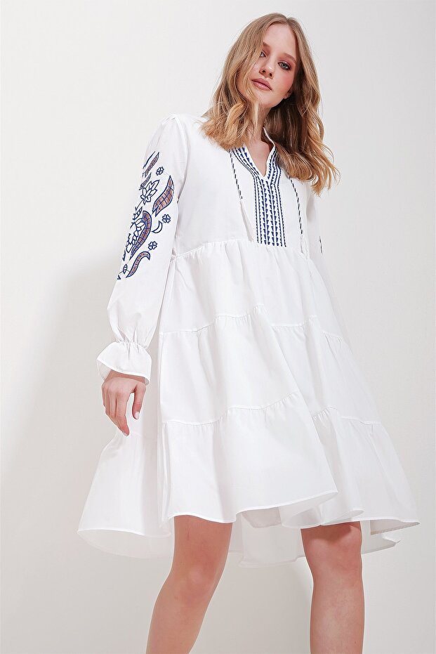 White Embroidered Dress with Inner Lining and Embroidery at the Neckline Alc-X11572