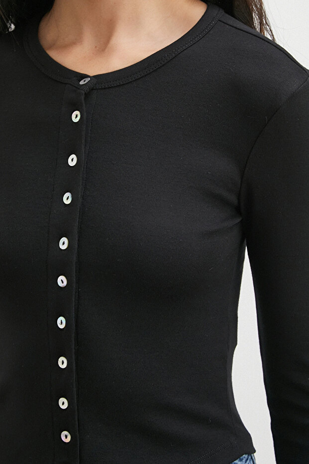 بلوزة بأكمام طويلة وأزرار باللون الأسود - 5